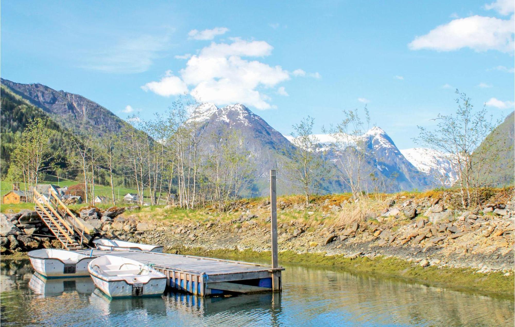 Cozy Home In Fjaerland With House A Mountain View Esterno foto